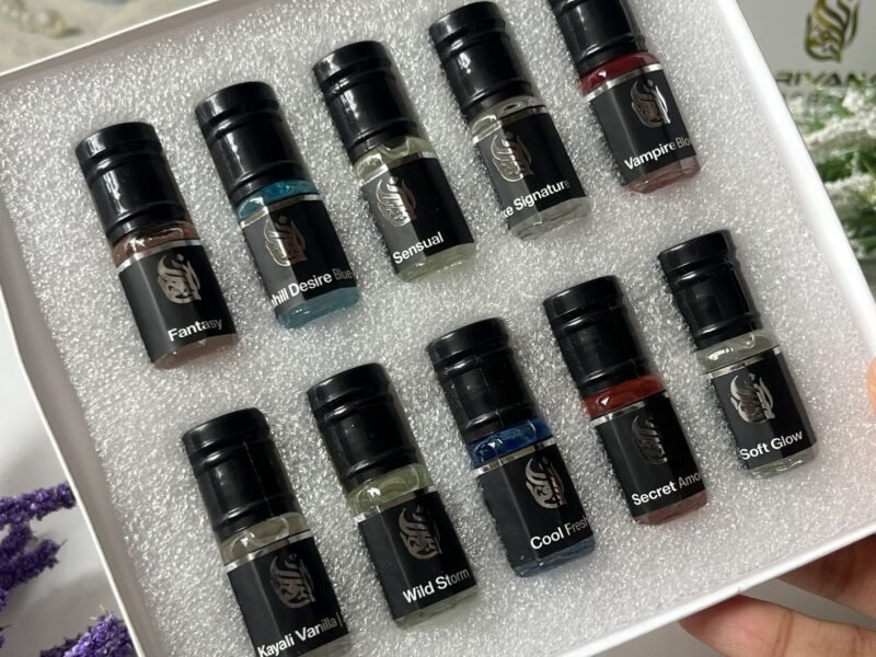 Arivana 10 piece combo box held in hand